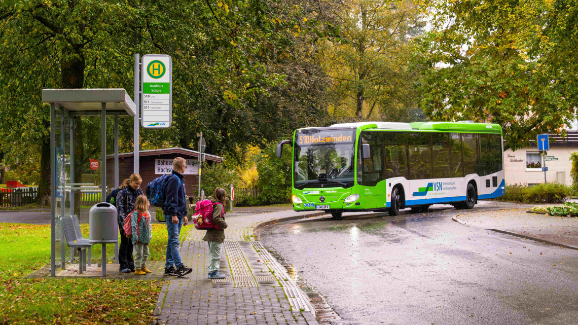 Neuhaus Schule Schulkinder.jpg